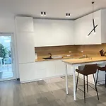 White 1 - Luxury Velipojë