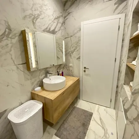 White 1 - Luxury * Velipojë